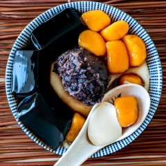 Làm nước đường cho chè bằng cách cho đường nâu, nước, lát gừng vào nồi, bắc lên bếp đun sôi. Khi ăn, bạn múc khoai ra bát, rưới nước đường, cho các loại topping khác như sương sáo, cho đá vào là có thể dùng rồi.