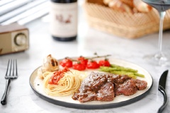 Mì bò bít tết đơn giản ngay tại nhà với hương vị ngon lành, thơm lừng, hấp dẫn không khác gì trong nhà hàng đâu đấy. Chị em có thể lưu lại công thức va làm ăn nhé.