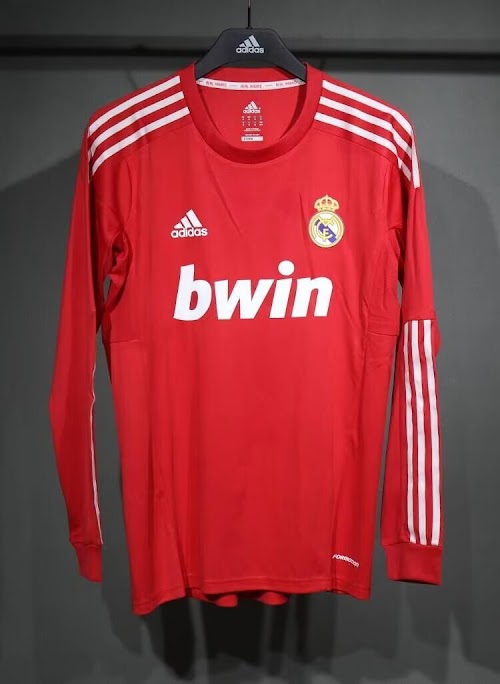 Retro 2011-12 Real Madrid Visitante.jpg