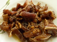 Cho 1 muỗng canh dầu ăn vào nồi, thêm 1 muỗng cà phê đường vào, để lửa riu riu cho đường tan ra và tạo màu cho đẹp, cho tai heo vào tao sơ cho săn lại rồi cho nước ướp vào, đun sôi hỗn hợp rồi cho thêm 40ml nước sôi vào, nêm nếm lại cho vừa ăn, ngọt ngọt, mặn mặn, cay cay. Đậy nắp nồi, để lửa riu riu, kho khoảng 25 phút là tai heo ngấm gia vị và hơi mềm, tắt bếp, dùng với cơm nóng.