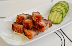Thịt chín lấy ra để nguội khoảng 15 phút rồi chặt miếng nhỏ. Có thể ăn cùng bánh hỏi, chấm nước mắm chua cay, mặn ngọt, cùng xác lách, dưa leo và rau sống rất ngon.
