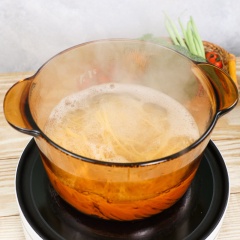 Đun 1.5 lít nước sôi trong nồi, sau đó, cho 1 muỗng cà phê muối. Kế tiếp, cho 100gr mì Spagetti San Remo vào luộc 9 phút thì vớt mì ra.