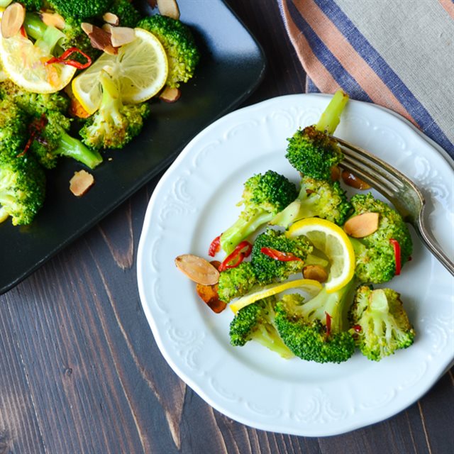 Salad Bông Cải Xanh Nướng Tỏi Ớt