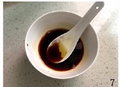 Cho nước tương, giấm gạo và dầu olive vào trong một bát nhỏ và trộn đều. Cuối cùng, cho rau mầm, cà chua bi, ớt chuông, dưa leo vào tô trộn cũng hỗn hợp gia vị trên. Khi ăn, bạn trình bày salad ra đĩa và cho trứng cút lên.