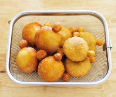 Làm nóng dầu ăn trong chảo, cho bánh vào, chiên vàng giòn 2 mặt.