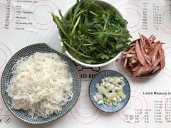 Thịt nguội lấy ra cắt sợi. Rau xà lách xoong lặt lá úa, rửa sạch, để ráo nước. Hành lá dùng phần đầu trắng và thái nhỏ. Đun nóng dầu ăn trong chảo, thả đầu hành vào phi thơm rồi cho thịt nguội vào đảo sơ rồi cho rau xà lách xoong vào xào chín tái. Cuối cùng cho bún tươi cùng hạt nêm, chút nước tương vào đảo đều cho thấm vị là có thể tắt bếp. Gắp bún ra dĩa và thưởng thức ngay khi còn nóng.