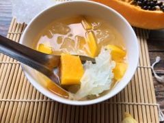 Món chè thanh mát giải nhiệt cơ thể này có thể dùng nóng hoặc lạnh đều rất ngon. Bạn có thể cho thêm các nguyên liệu khác tuỳ ý thích nhé.