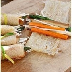 Trải 1 lá tàu hũ ky lên mặt thớt, quét lên mặt một lớp xì dầu, sau đó cho măng tây, cà rốt, nấm và đậu hũ vào, cuốn lại, dùng cọng hành buộc chặt.