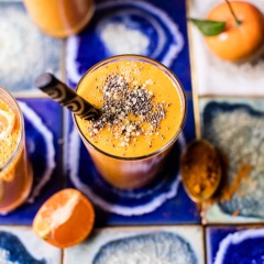 Rót sinh tố ra ly và thưởng thức thôi nào.