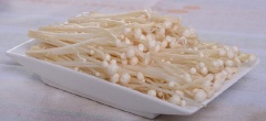 Nấm kim châm và nấm hương tươi rửa sạch, để ráo. Xúc xích cắt lát mỏng, rau ăn kèm rửa sạch.