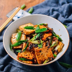 Bày đậu hũ ra dĩa và thưởng thức. Đậu hũ xào tương đậu đen đậu đà với miếng đậu giòn mềm, bùi béo cùng tương đậu đậm đà ăn cùng cơm trắng rất tuyệt nha. Bạn có thể làm món này đổi vị cho cả nhà đấy. Thử ngay nhé!