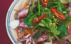 Bày trí mực trứng hấp ra đĩa. Xếp thêm vài lát chanh ớt cắt lát lên trên dĩa mực. Rưới nước mắm gừng lên và thưởng thức thôi nào.
