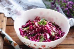 Salad bắp cải tím đơn giản mà ngon. Đặc biệt bắp cải tím được ví như thần dược cho đôi mắt sáng và khỏe. Bên cạnh đó, ăn bắp cải tím còn tốt cho tim mạch, chống ung thư hiệu quả, ... Chống oxy hóa da, giảm cân nhanh chóng. Thích hợp cho các chị em có kế hoạch ăn kiêng lâu dài.