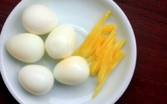 Trứng cút rửa sạch, cho vào nồi luộc chín, bóc bỏ vỏ. Gừng cạo vỏ, cắt chỉ.
