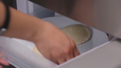 Cho bánh mì kẹp kem vào ngăn đá tủ lạnh khoảng 30 phút để cho bánh mì khô lại, kem không bị chảy ra.