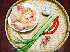 Thịt gà chọn gà ta thịt sẽ dai thơm hơn nhiều. Thịt gà sau khi mua về đem xát 1 chút muối lên gà rồi đem rửa lại cho sạch sẽ, thấm khô nước rồi chặt gà thành những miếng vừa ăn.