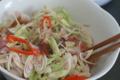 Ướp thịt heo rừng với sả, ớt, 1 muỗng canh dầu hào, 1/2 muỗng cà phê hạt nêm để 15-20 phút.