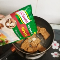 Bò chay ngâm nước nóng 30 phút, để ráo nước. Xào bò chay với tiêu, cho thêm hạt nêm Knorr Nấm Hương.