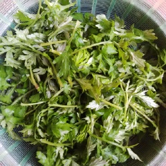 Đậu đen rửa sạch, ngâm nước khoảng 4 giờ cho đậu nở ra hoặc ngâm qua đêm. Rau ngải cứu nhặt lá non, rửa sạch.