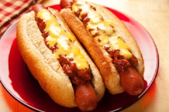 Cho xúc xích vào giữa ổ bánh mì, kẹp lại. Ăn kèm tương ớt nếu thích cay. Kết hợp các loại rau khác tùy thích nhé!