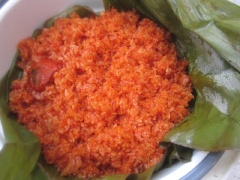 Cho nước vào nồi cơm điện, bật nút nấu trong khoảng 30-45 phút là xôi chín.