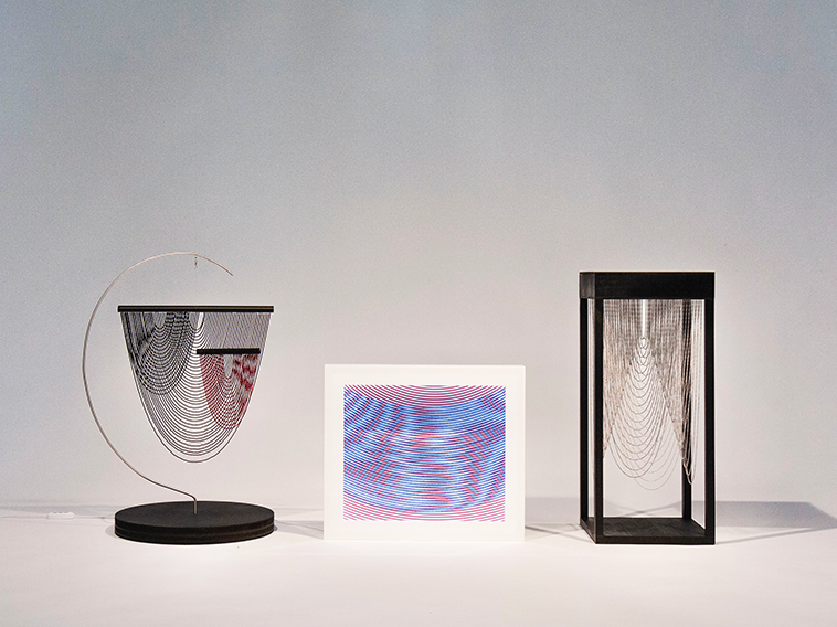 カテナリー曲線の自己復元性を利用した独立揺動型モアレの考案