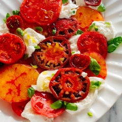 Cho salad ra đĩa và thưởng thức. Món salad này rất dễ làm mà lại phù hợp với tiết trời nắng nóng. Chắc chắn món salad này sẽ giúp bạn mát mẻ lên bởi vị thanh nhẹ của nó.
