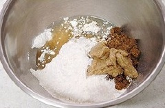 Cho bột mì, bột yến mạch, đường nâu, muối, nước cốt chanh và trứng gà vào trộn cùng. Sau đó cho nước vào trộn dần dần, đến khi tạo thành một hỗn hợp bột mịn, mềm dẻo là được. Sau đó, dùng chày cán mỏng bột độ 0.3cm rồi nhẹ nhàng đặt lên đĩa nướng hình tròn. Trước khi lót bánh, các ấy nhớ phết đều dầu ăn lên đĩa đã nhé, để lúc nướng xong bánh dỡ ra không bị dính.