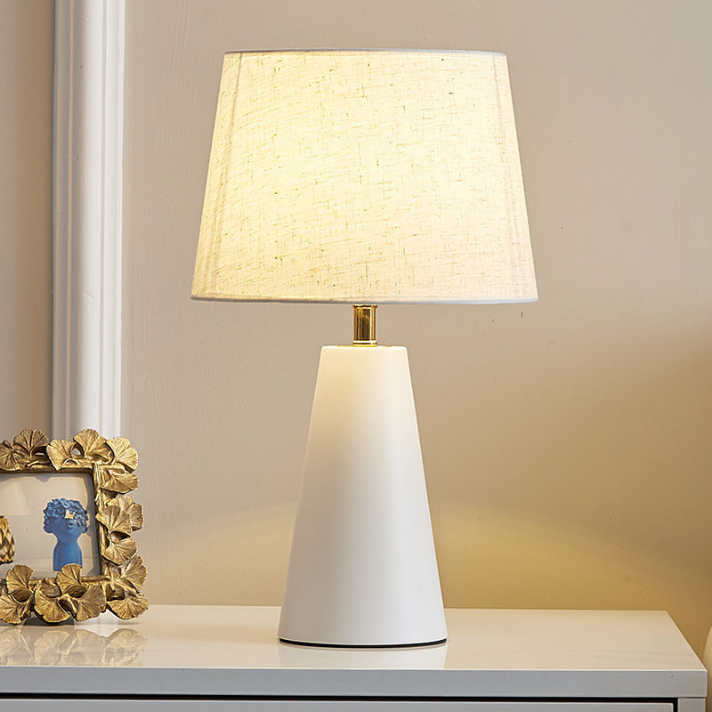 Nachttischlampe mit Steinoptik, nordisch
