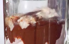 Cho đậu hũ đã rửa sạch, chocolate lỏng và 60ml nước đường vào máy xay sinh tố, xay nhuyễn.