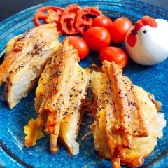 Bánh chưng nướng xong lấy ra khỏi lò, đặt vào dĩa. Không nên nêm gia vị quá mặn vì món bánh chưng nướng này phải chấm thêm với nước tương hoặc nước mắm củ kiệu sẽ ngon hơn rất nhiều. Bạn có thể ăn kèm bánh chưng nướng với tương ớt nếu thích.