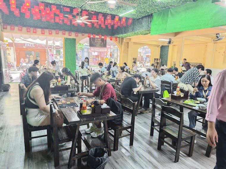 트래비티가 진행한 현지 F&B 캠페인 업장의 홀. 같은 매장 장면도 어느 나라 앱에 올라가는지에 따라 설명해야 할 정보가 달라진다
