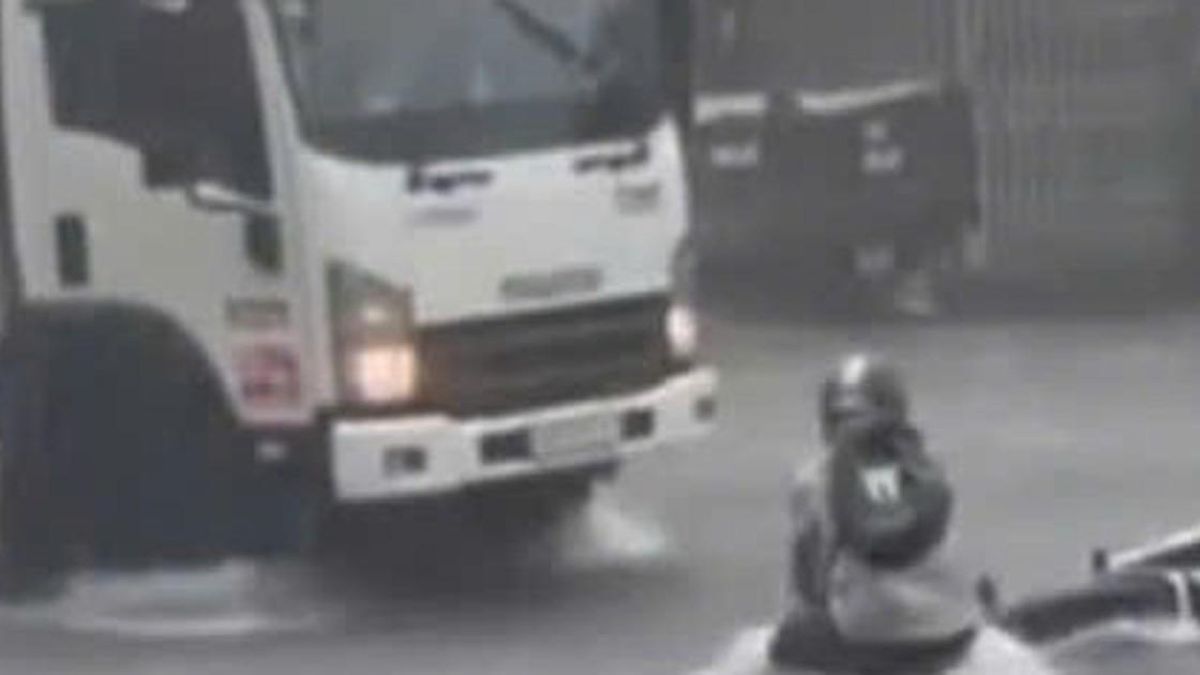 Mưa lớn biến quốc lộ thành dòng sông, nam thanh niên suýt gặp nạn vì dòng chảy xiết - Báo Sức Khỏe &amp; Đời Sống