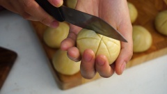 Dùng dao cắt trên đầu bột thành 6 đường (chú ý không cắt quá sâu chạm vào nhân), và như vậy bánh đã sẵn sàng để chiên. Chiên bánh trong chảo ngập dầu đến khi bánh chuyển sang màu vàng và nở bung như bông hoa sen. Sau đó vớt bánh ra để ráo trên dĩa có lót giấy thấm dầu.