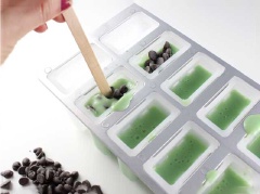 Đợi nguội một chút, chế hỗn hợp và khuôn kem que, rồi cho chocolate chip vào và cắm que kem nữa là xong. Đặt khuôn kem vào tủ đá khoảng 3 - 4 tiếng cho đông hoàn toàn là có thể ăn được rồi đấy.