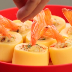 Phần nhân tôm sau khi ướp gia vị cho vào giữa miếng đậu hũ, đặt đuôi tôm xòe ra để trang trí. Cho đậu hũ vào xửng hấp Steam It và hấp trong 10 phút. Sau đó rắc bột ớt lên trên cùng cho món ăn thêm màu bắt mắt.