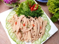 Ăn kèm là chén mắm nêm đậm đà, thơm ngon.