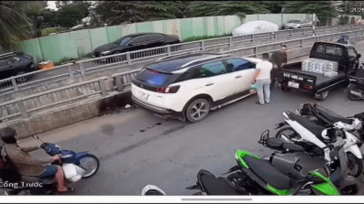Thay vì đánh lái, tài xế nhấc ô tô tải dẹp đường cho xe khác đi qua gây sốt mạng - Báo VietnamNet