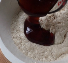 Trong 1 tô trộn khác, cho bột mì, đường, bột nở vào trộn đều sau đó từ từ đổ nước cốt dừa vào trộn kỹ, đánh đều tay. Phần bột cái đã ủ xong thì cho phần siro đường thốt nốt vào trộn đều.