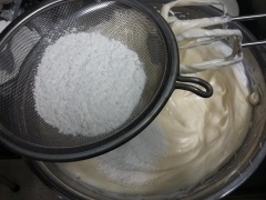Lòng trắng trứng đánh bông với bột tartar và đường trắng đánh số lớn khoảng 15 phút, khi lòng trắng tạo chóp nhọn, cho sữa tươi, dầu ăn, cho từ từ lòng đỏ vào lòng trắng đã đánh bông đánh số nhỏ nhất khoảng 1 phút.