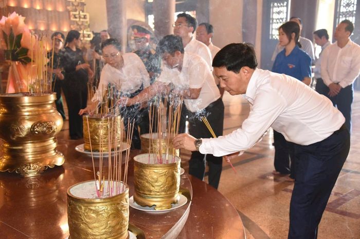 Về nguồn 'Tri ân thành đồng Tổ quốc': Khắc ghi công lao, tiếp nối trách nhiệm - Báo Công Lý