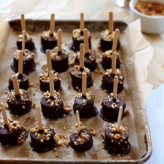 Kem chuối kẹp bơ đậu phộng nhúng chocolate đơn giản lạ miệng với vị ngọt béo, thơm ngon hấp dẫn, thích hợp làm món ăn tráng miệng sau mỗi bữa ăn nhé!