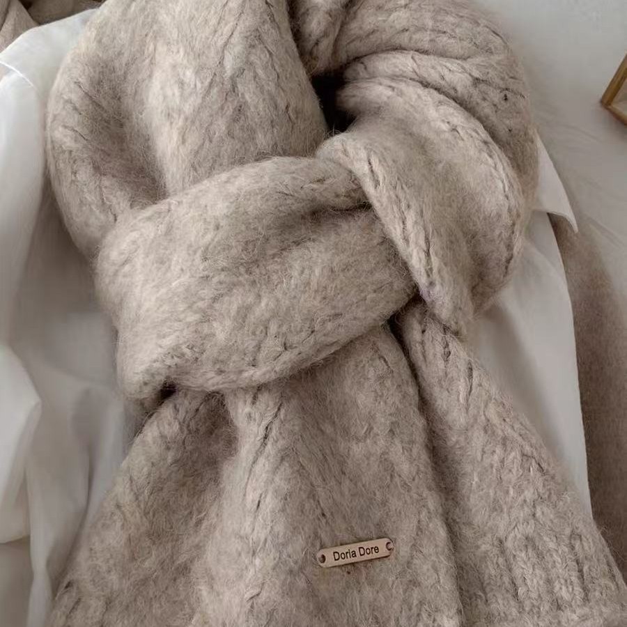 Knitted scarf made from wool blend