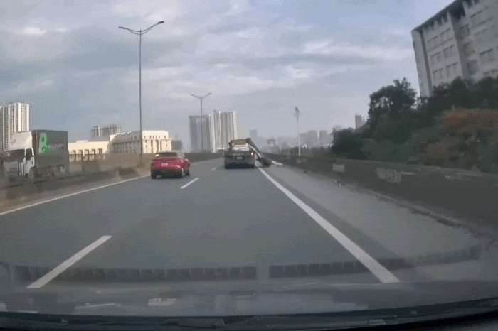 Clip: Xe đầu kéo làm rơi tôn tràn xuống đường vành đai trên cao - Báo Tiền Phong