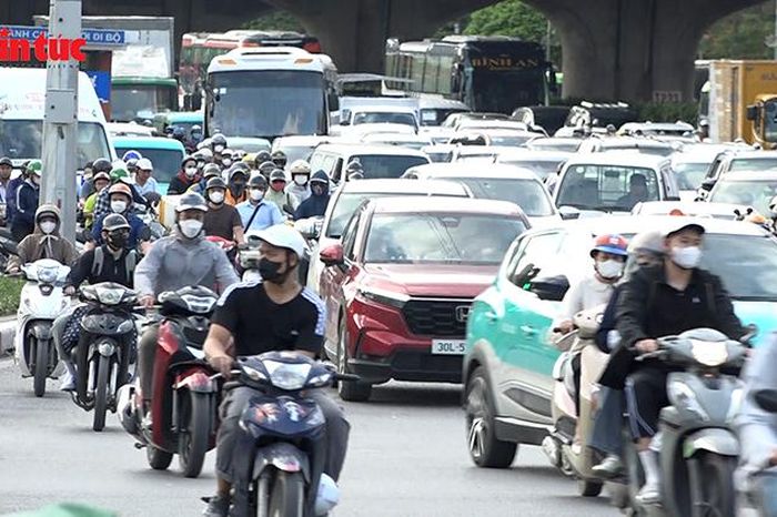 Công an Hà Nội chủ động phân luồng, đón người dân trở lại Thủ đô sau kỳ nghỉ lễ - Báo Tin Tức TTXVN