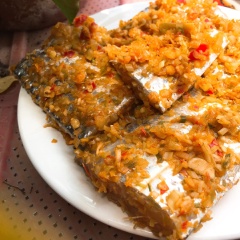 Dùng hỗn hợp muối, sả, ớt đã giã nhuyễn ướp lên cá và để thấm gia vị trong 5 phút.