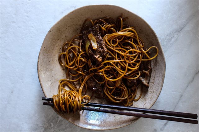 Mì Ý Xào Thịt Bò Nước Tương