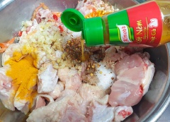Ướp gà trong khoảng 3 tiếng cùng các gia vị đã chuẩn bị gồm: củ nén, hành tỏi băm, đường, bột ngọt, ớt bột và không thể thiếu xốt thêm thịt gà Knorr ngon đậm vị nữa nhé. Bọc plastic và bảo quản trong tủ lạnh.