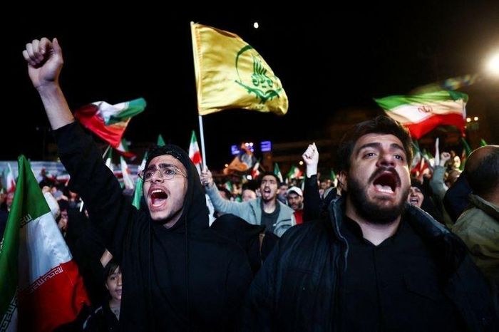 Người Iran xuống đường ăn mừng 'chiến thắng' sau lệnh ngừng bắn - Tạp chí Tri thức