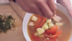 Kế đó mới cho cà chua vào, nấu sôi thì tắt bếp. Múc canh ra bát, rắc hành lá thái nhỏ lên trên mặt.
